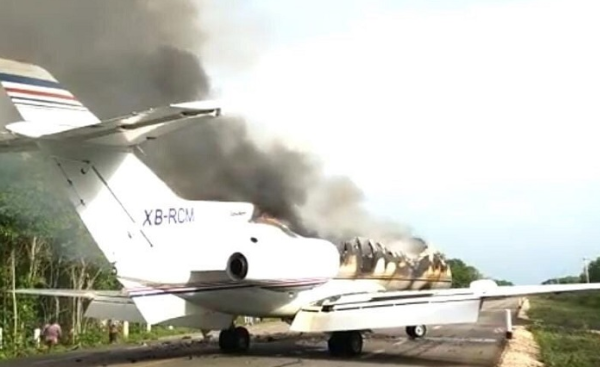 Aeronave incendiada en QRoo provenía de Sudamérica; Ejército aseguró 390 kilos de cocaína