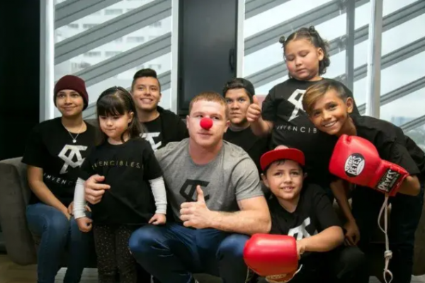 Canelo Álvarez cumple y ayuda a niños con cáncer