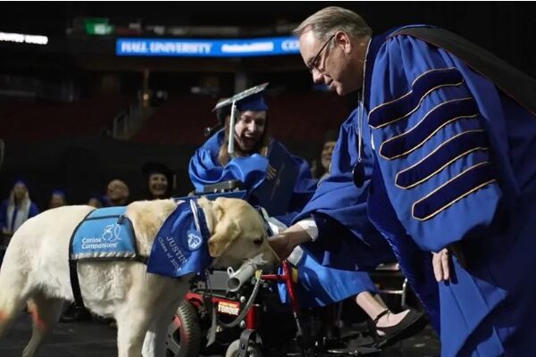 Perrito guía en EU se gradúa junto a su dueña