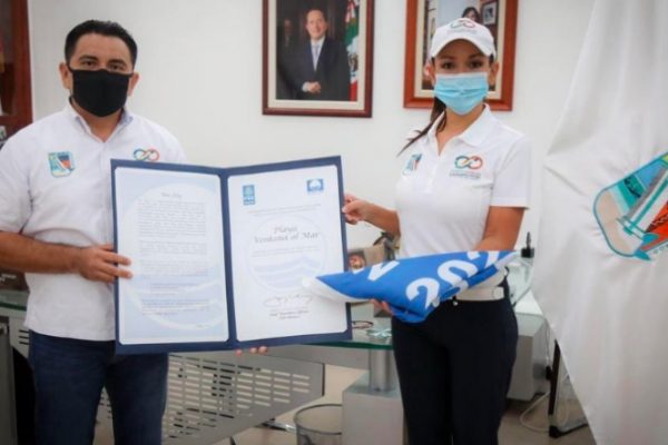 Recibe Laura Fernández “blue flag” que ondeará en la ventana al mar por segundo año consecutivo