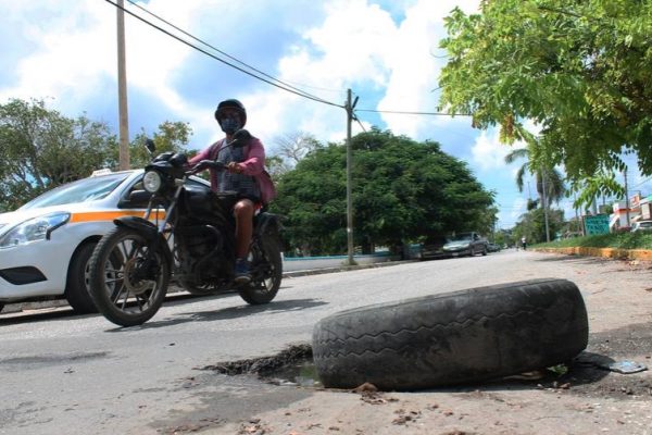 Habitantes utilizan palos, llantas y electrodomésticos para tapar los baches