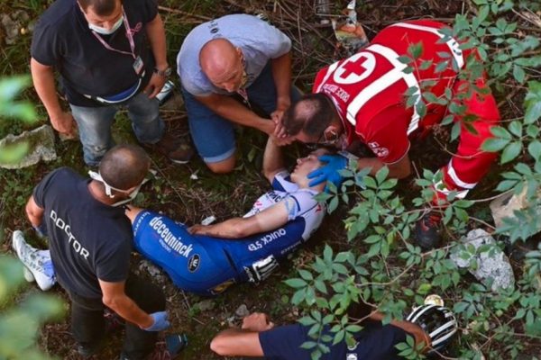 Sufre ciclista durísima caída de un puente durante el Giro de Lombardía | Video