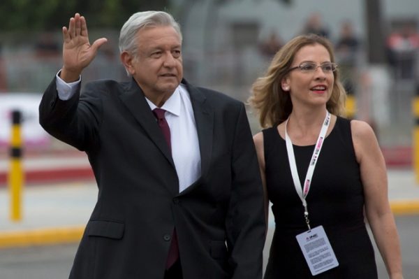 AMLO y su esposa buscan registrarse como marcas