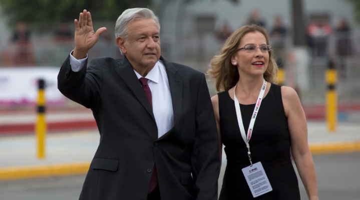 AMLO y su esposa buscan registrarse como marcas