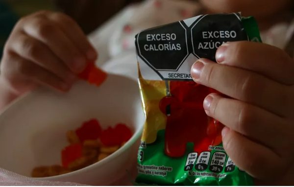 Prohibir venta de comida chatarra y refrescos no reduce obesidad infantil