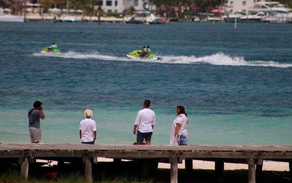 Semáforo epidemiológico de Quintana Roo avanza a color amarillo; habrá reapertura de playas