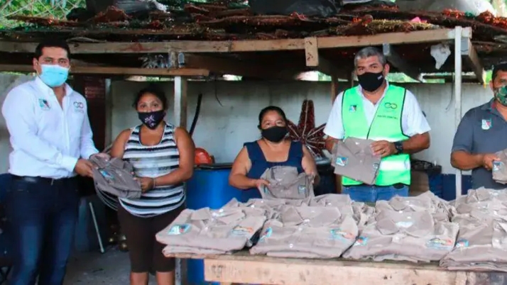 Entrega Laura Fernández uniformes a brigadas de servicios públicos de Leona Vicario