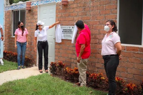 Laura Fernandez inaugura los nuevos consultorios de psicología del DIF, construidos con sargablocks