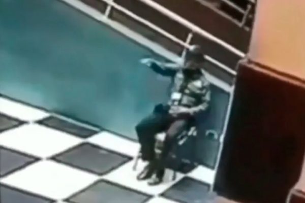 Guardia se despide de su amigo que había muerto un día antes; ¡qué miedo!