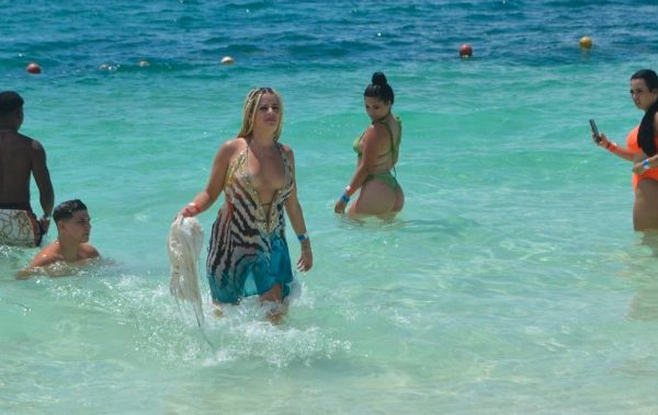 Continúan playas de Isla Mujeres atrayendo a cientos de visitantes