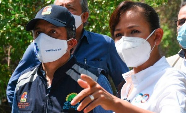 Laura Fernández y Carlos Joaquín recorren zonas afectadas por el huracán “Delta” en Puerto Morelos