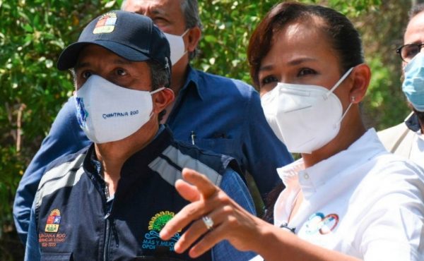 Laura Fernández y Carlos Joaquín recorren zonas afectadas por el huracán “Delta” en Puerto Morelos