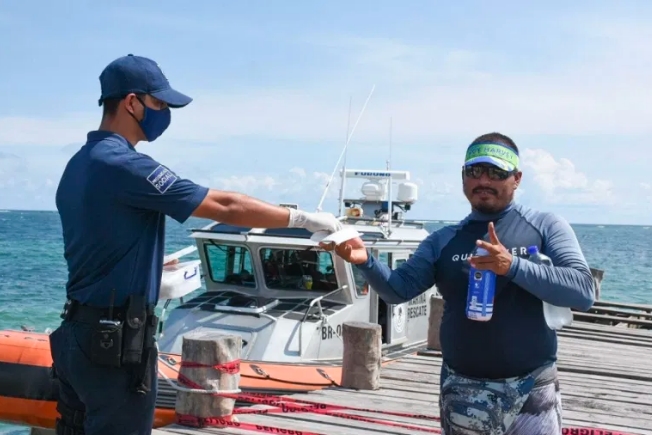 Entregan cubrebocas en sitios estratégicos en Puerto Morelos