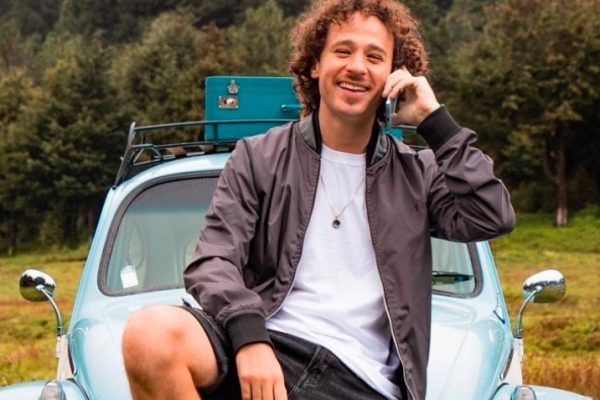 Luisito Comunica lanza Pillofon, su marca de telefonía celular