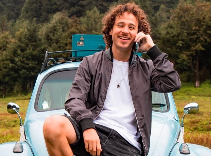 Luisito Comunica lanza Pillofon, su marca de telefonía celular