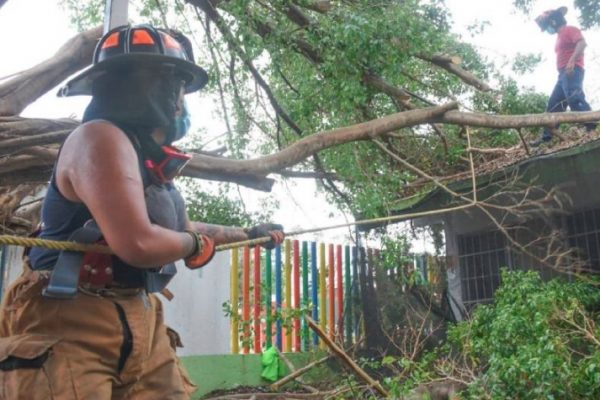 Continúa operativo de limpieza y recuperación de la imagen urbana de Puerto Morelos