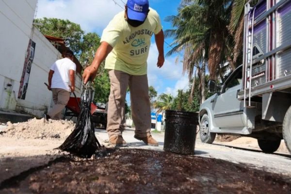 Intensifican labores de bacheo en Puerto Morelos