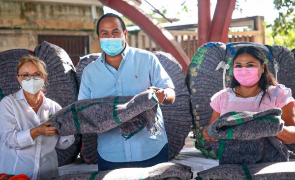 Arropan a adultos mayores en Isla Mujeres