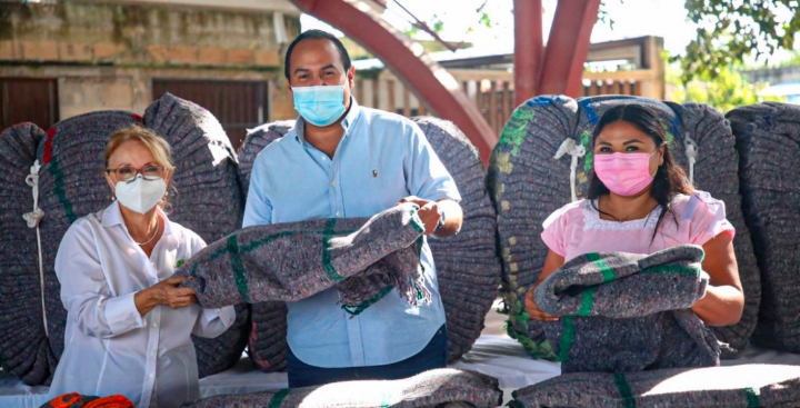 Arropan a adultos mayores en Isla Mujeres