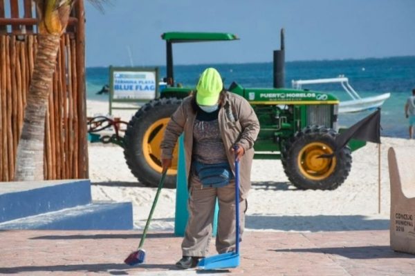 Colocan contenedores de basura “roll-off” en puntos estratégicos de Puerto Morelos