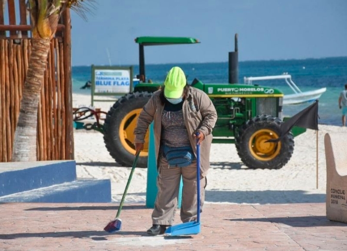 Colocan contenedores de basura “roll-off” en puntos estratégicos de Puerto Morelos