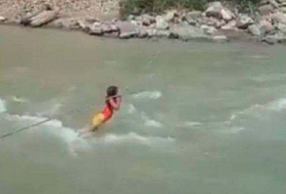 Niña indígena se viraliza tras cruzar un río caudaloso en Colombia (+Video)