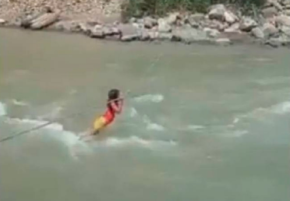 Niña indígena se viraliza tras cruzar un río caudaloso en Colombia (+Video)