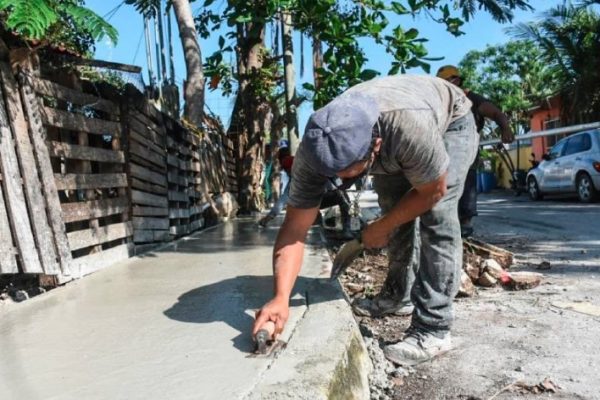 Avanza construcción de banquetas y guarniciones en la colonia pescadores: Laura Fernanadez