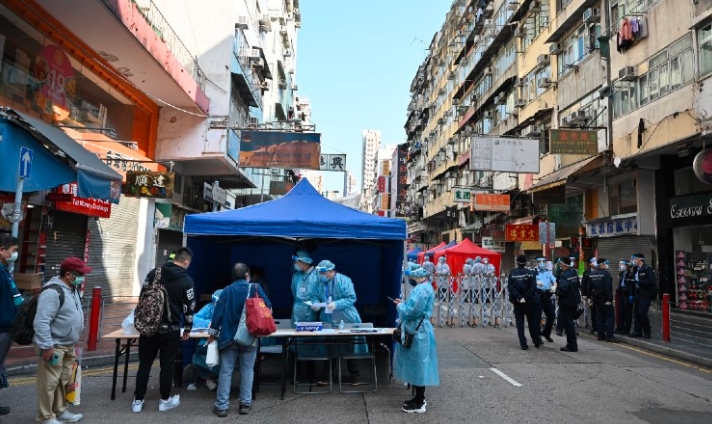 Hong Kong aísla uno de los barrios más pobres para frenar la pandemia