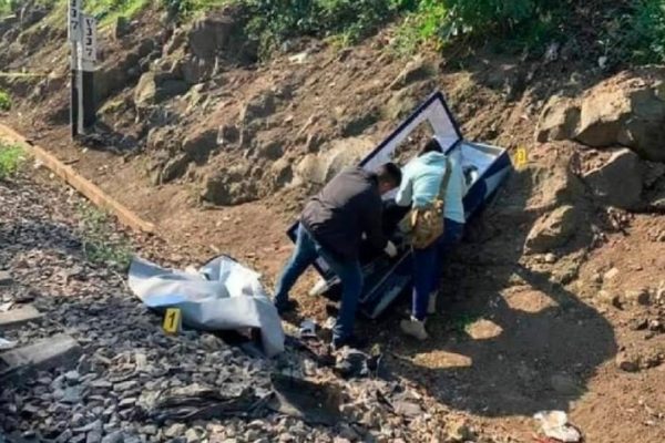 Encuentran ataúd junto a las vías del tren en Xalapa