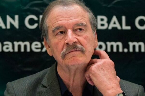 Vicente Fox es exhibido por escribir mal la palabra “Siervos”