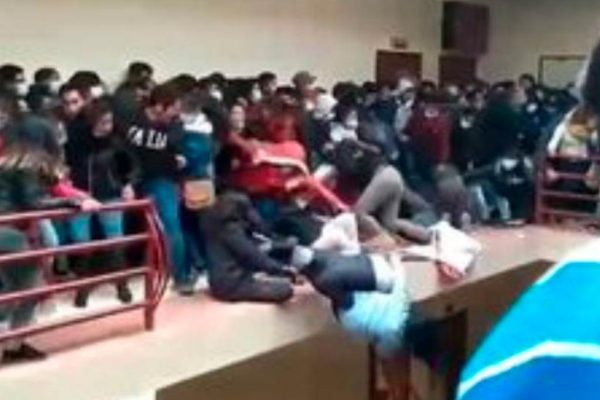 Cinco estudiantes mueren al caer del cuarto piso de una universidad (+video)