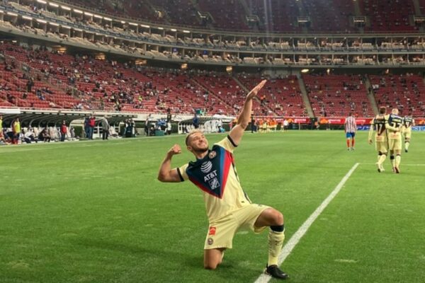 Henry Martin rinde homenaje a Cuauhtémoc Blanco en el Clásico Nacional