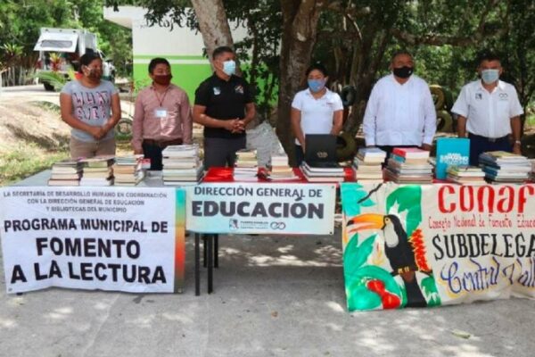 Dotaron con libros a las escuelas del Conafe en Central Vallarta y Delirios