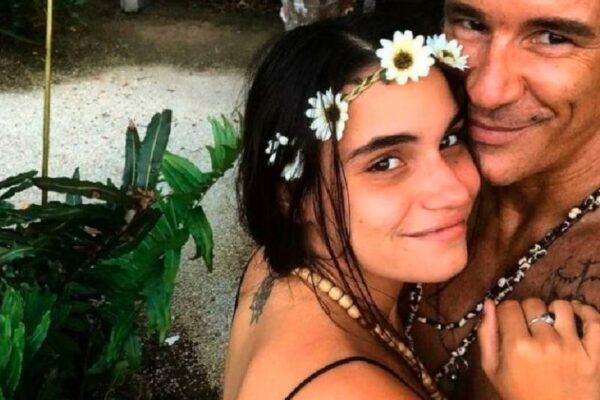 Fernando Carrillo, comparte polémica foto del parto de su esposa, y las redes lo tunden