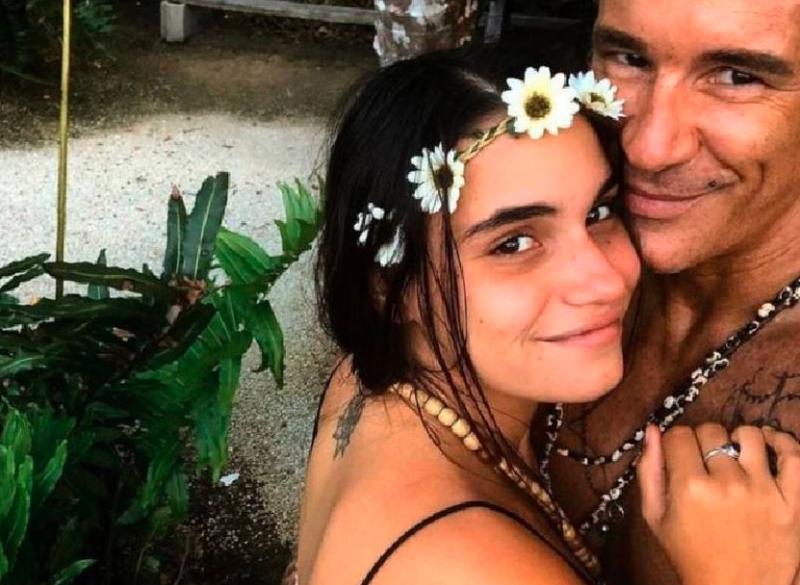 Fernando Carrillo, comparte polémica foto del parto de su esposa, y las redes lo tunden