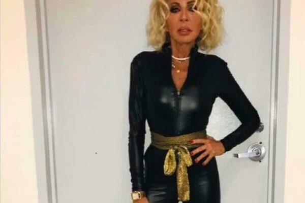 Así reaccionaron las redes tras el baile de Laura Bozzo en traje de látex negro