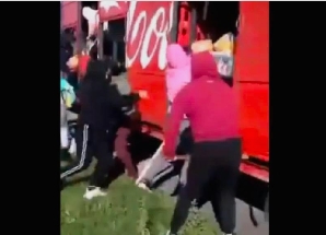 Video: Mujeres encapuchadas saquean camión de refrescos en Morelos