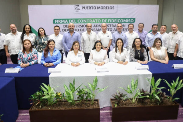 Firma Blanca Merari contrato del Fideicomiso de inversión y administración del derecho de saneamiento ambiental en Puerto Morelos