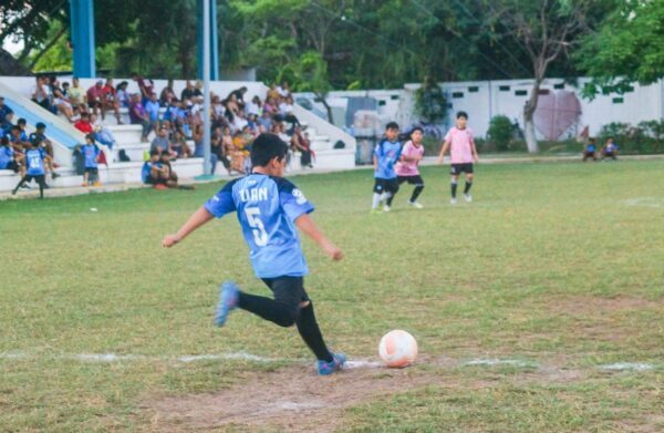 Inicia campeonato de futbol del DIF en Playa del Carmen