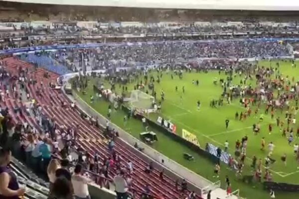 Horror en México: ¡Batalla campal entre hinchas de Querétaro y Atlas y ya se habla de 17 muertos!