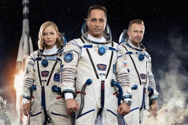 La tripulación rusa que filmará la primera película en el espacio llega a la Estación Espacial Internacional