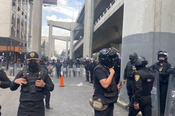 Repliega policía de CDMX a desplazados triquis que protestaban pacíficamente frente a CNDH