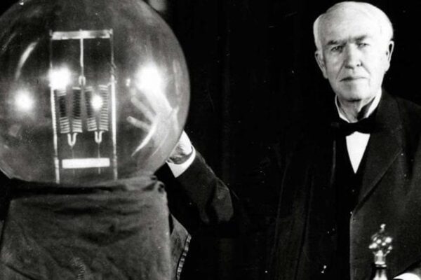 UN DIA COMO HOY PERO DE 1879 THOMAS ALVA EDISON REALIZA CON EXITO LA BOMBILLA