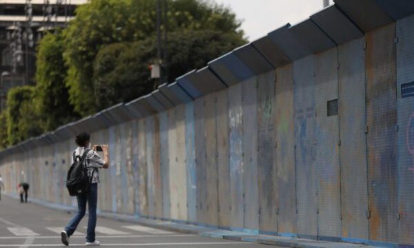 Feministas cumplen jornada colectiva en monumento en Ciudad de México