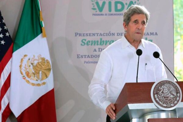 John Kerry llega a México tras controversia por dichos del embajador Ken Salazar sobre reforma eléctrica