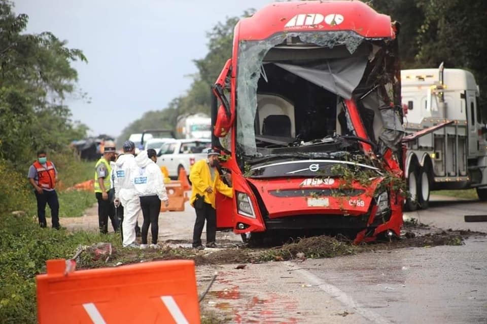 Fiscalía de Quintana Roo identifica 4 de las 8 víctimas del accidente en carretera Mérida-Cancún