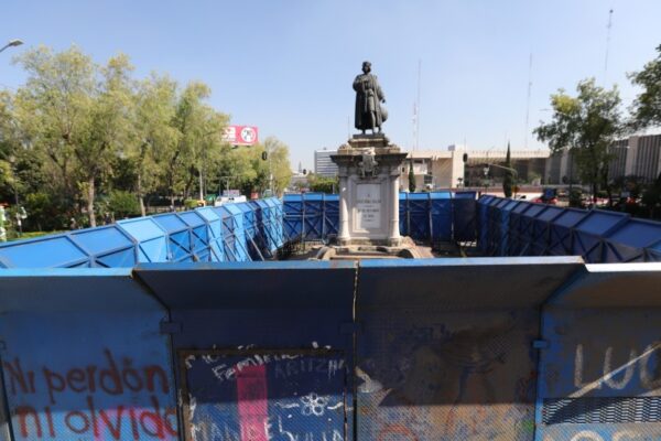 Estatua de Colón en la Ciudad de México amanece vallada en el Día de la Raza