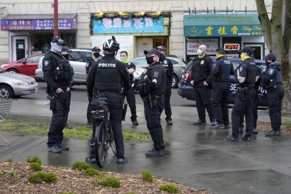 Muchos policías en EEUU se resisten a vacunarse contra COVID