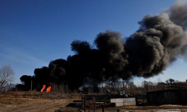 Rusia y Ucrania: las fuerzas rusas intensifican sus ataques a las afueras de Kiev y se acercan a la capital ucraniana